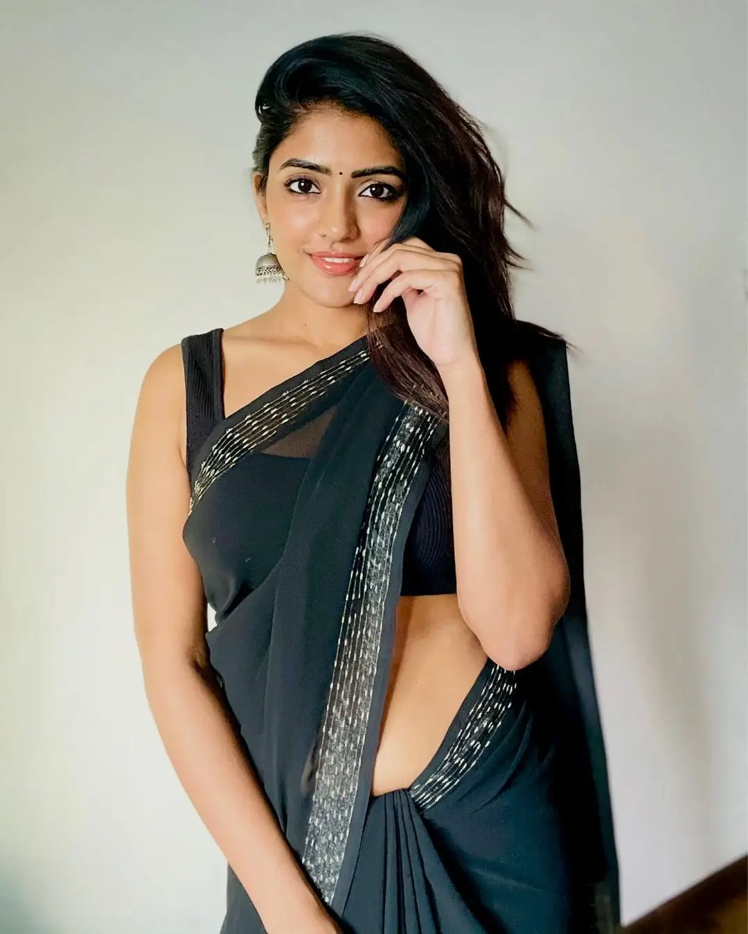 EESHA REBBA IN INDIAN TRADITIONAL BLACK SAREE SLEEVELESS BLOUSE 3